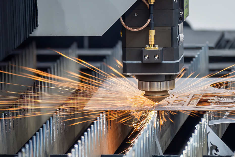 laser-cutting-machine-cutting-metal