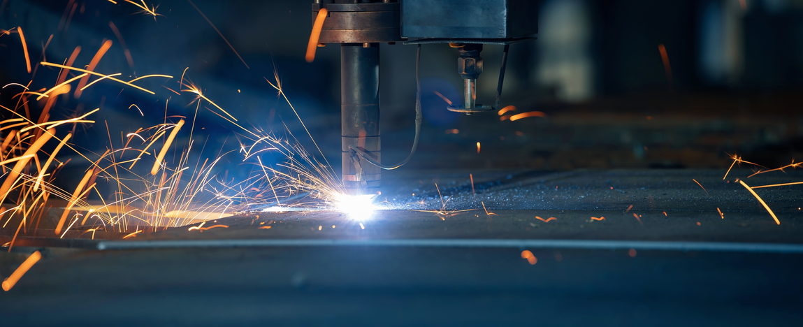 plasma-cutter-cutting-metal-sheet